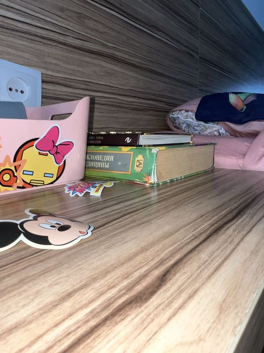 Кровать с матрасом и тумба)