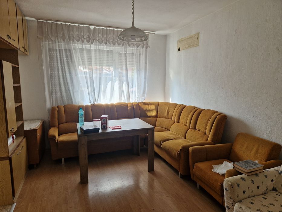 Продавам четистаен етаж от къща !