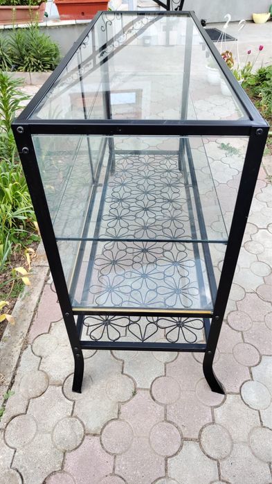 Vitrina sticla cu rama metalica magazin prezentare