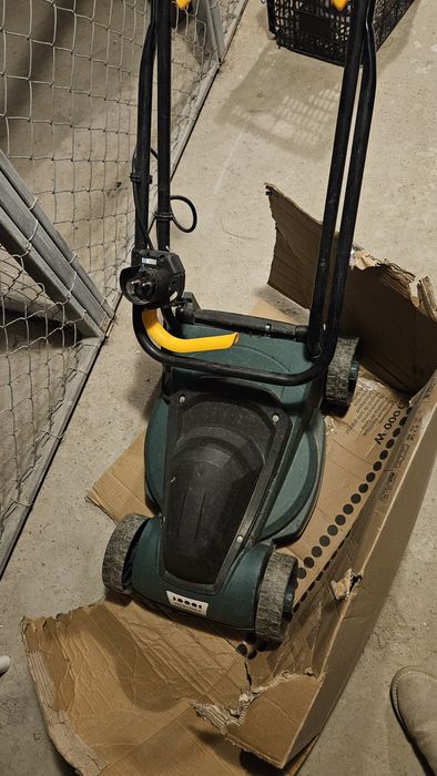 Mașină de tuns gazonul, 1000 W