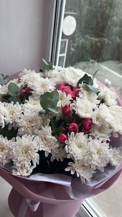 Красивый, свежий букет из ХРИЗАНТЕМ И КУСТОВЫХ РОЗ