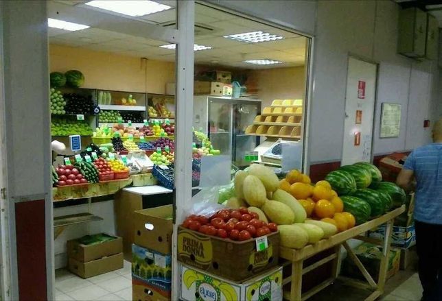 Аренда под фрукты. Овощи и фрукты помещение. Помещение под овощи и фрукты. Помещение для овощей и фруктов в магазине. Овощные витрины на рынке.