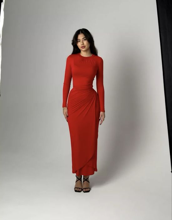Элагантное красное платье миди