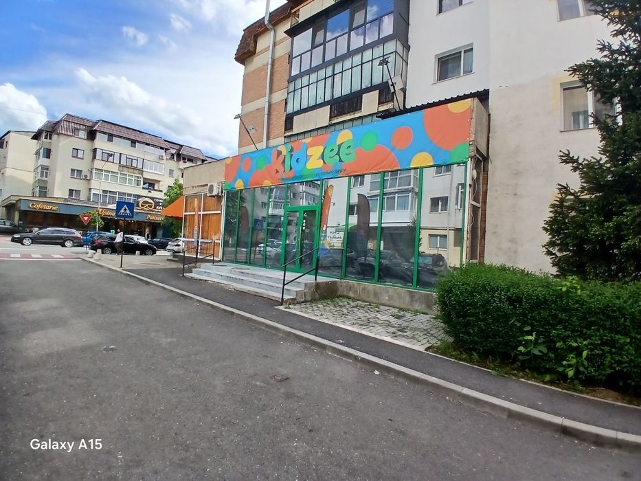 Spațiu comercial 115 m2 utili central vitrina 10 m trifazic rampa acces incarcare marfă spate