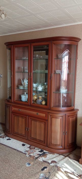 Сервант витрина с подсветкой