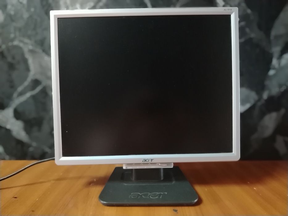 Продам компьютер со столом.
