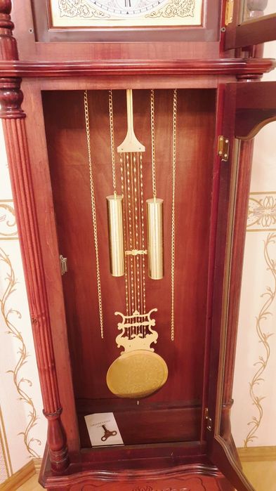 Часы напольные,деревянные.