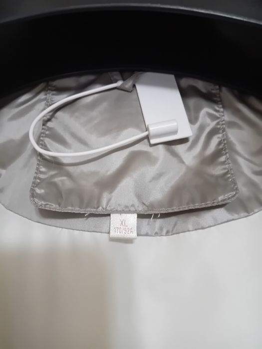 Vând Haină Nouă cu Vizon crem la guler, Masura M - Lla