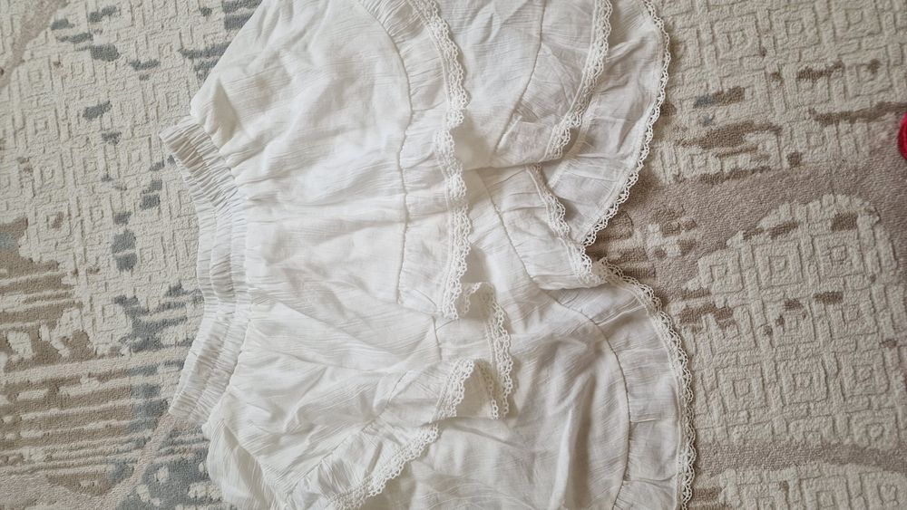 Шорты с рюшами, белые