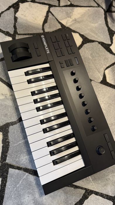 Native Instruments Komplete Kontrol A25 – Миди клавиатура