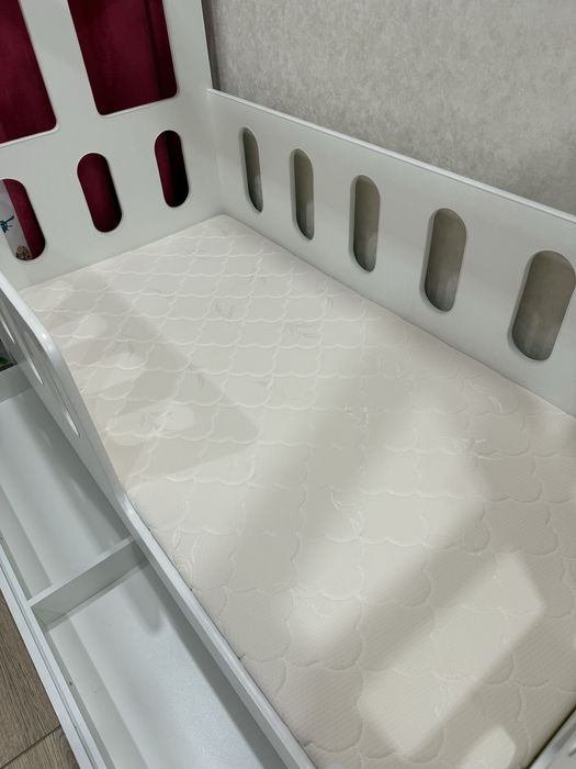 Продам детскую кровать с матрасом