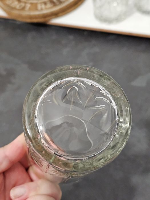 Vand Set 4 pahare din sticlă groasă și foarte rezistentă.