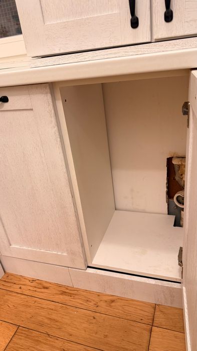 Bucatarie forma de U complet utilata și bine întreținută