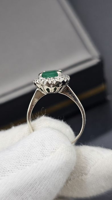 Златен пръстен 18K (750) с естествен изумруд и диаманти | 4.24 гр | Emerald Halo Ring