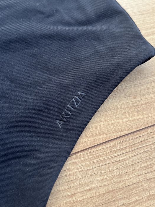 Боди Babaton от Aritzia Contour, подчертано квадратно деколте, включени черни чорапи
