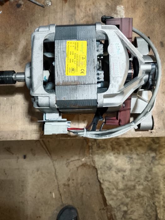 Электродвигатель от стиральной машины.