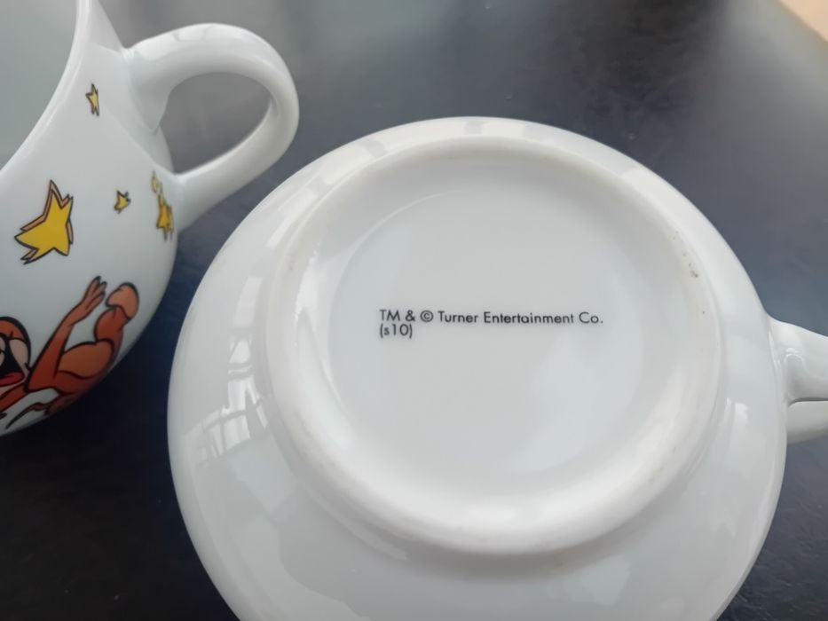 Două căni de ceai or lapte cu tom și Jerry noi