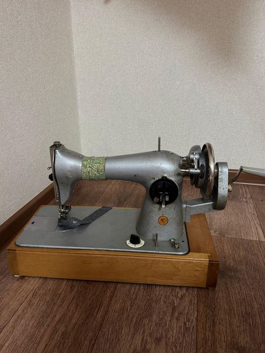 Продам ручную швейную машинку