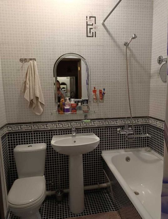 Квартира продаётся Чиланзар 1 квартал 2/4/4 высокопотолочка торговый ц