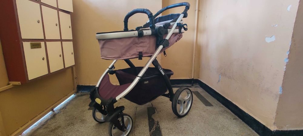 Продава се бебешка количка.