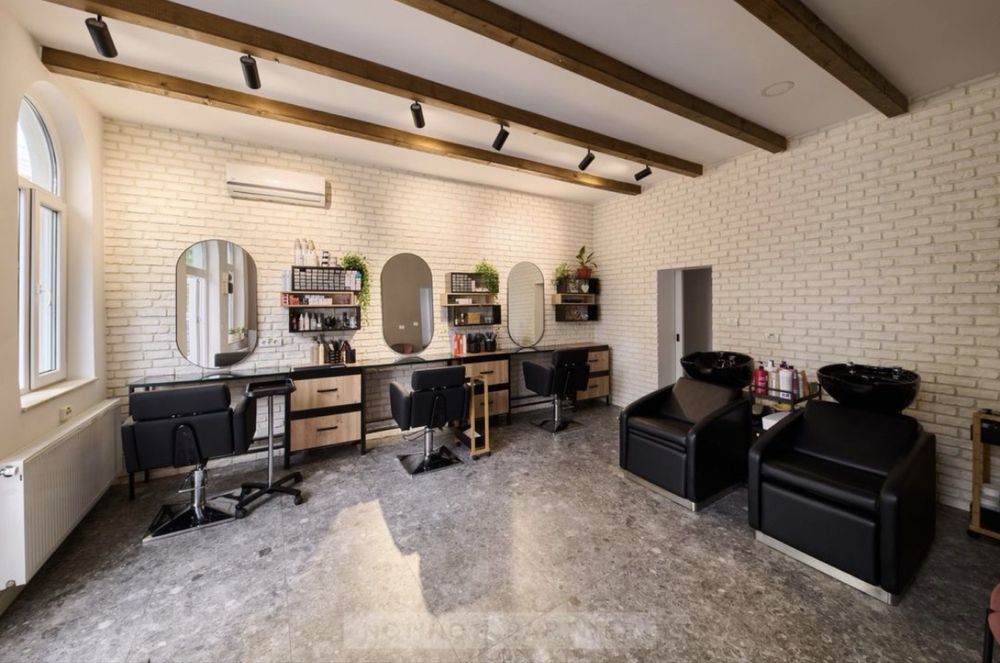 Inchiriez post manichiuriata coafor