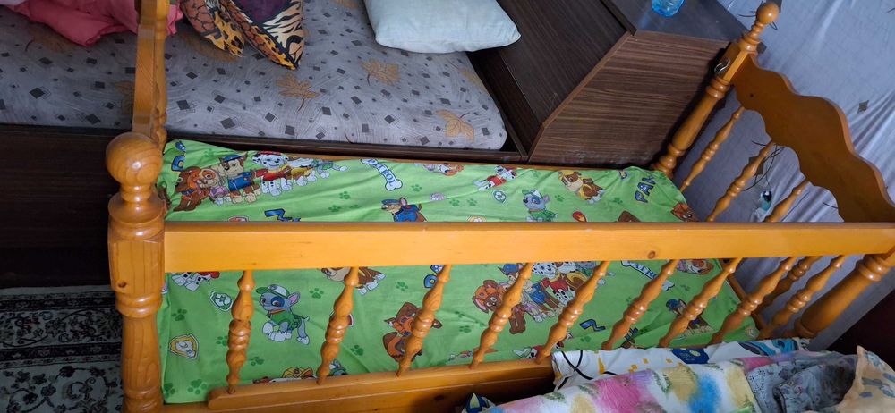 Бебешко дървено креватче с матрак.