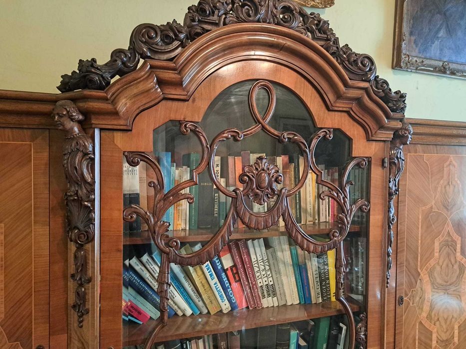 Vand mobilier din secolul 20.