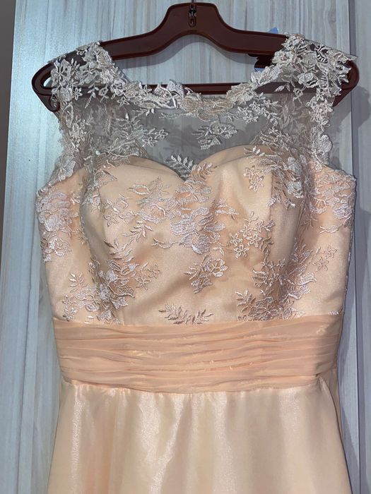 Официална рокля , подходяща е и за абитуриентски бал