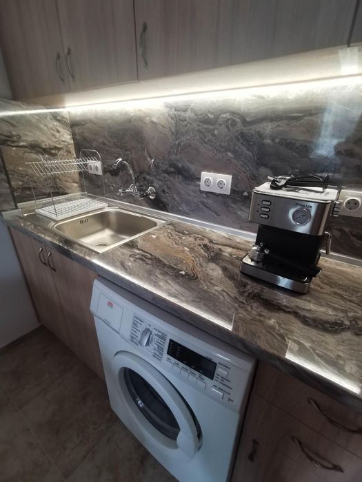 Дава се под наем Едностаен апартамент в Бургас, Лазур - 34 кв.м за 306 € - Снимка #2