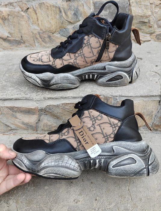 Женские кроссовки