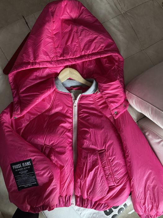 Pause леко, неупотребявано,, разкошен цвят и обемна качулка , която се сваля .