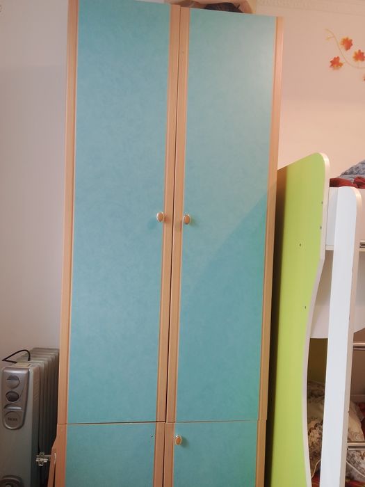 Продаю шкафы и стол все месте