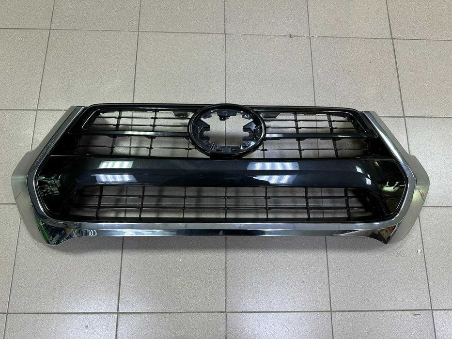 Решетка радиатора на Toyota Hilux 2022-25 оригинал с новой машины