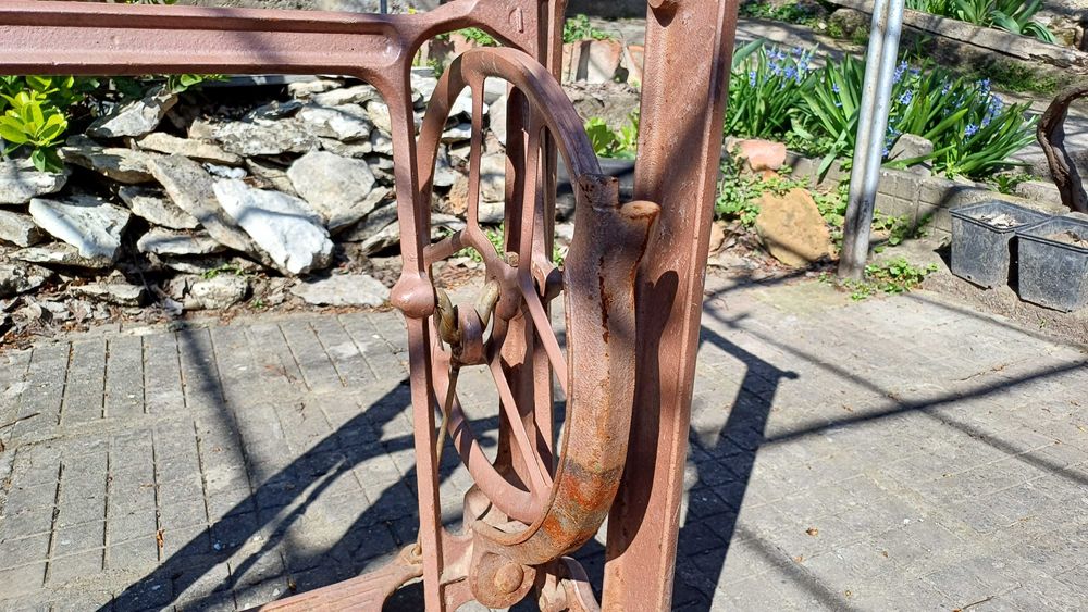 Крака от шевна машина за маса