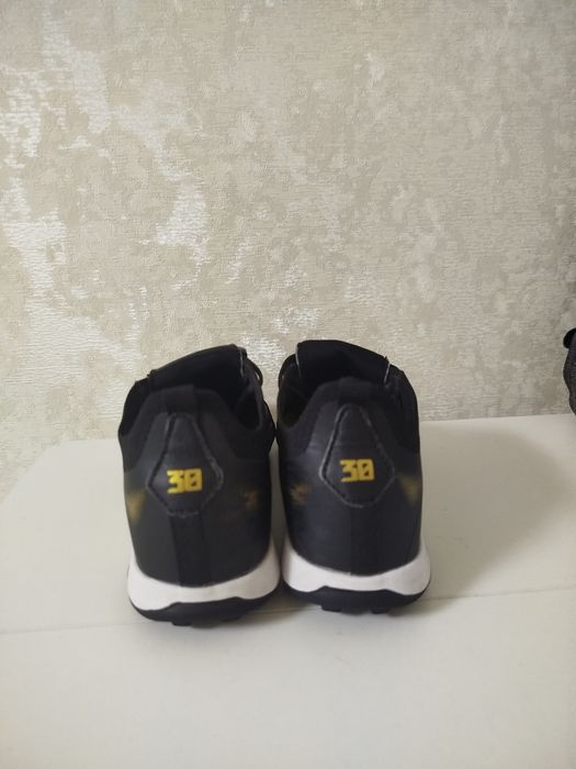 Продаю  сороконожки adidas predator размер 38