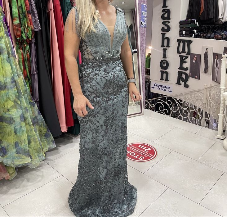 Vand rochie de nașă