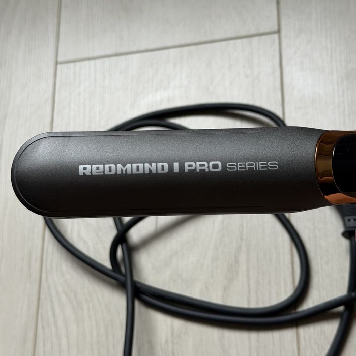 Выпрямитель для волос REDMOND Pro Series.