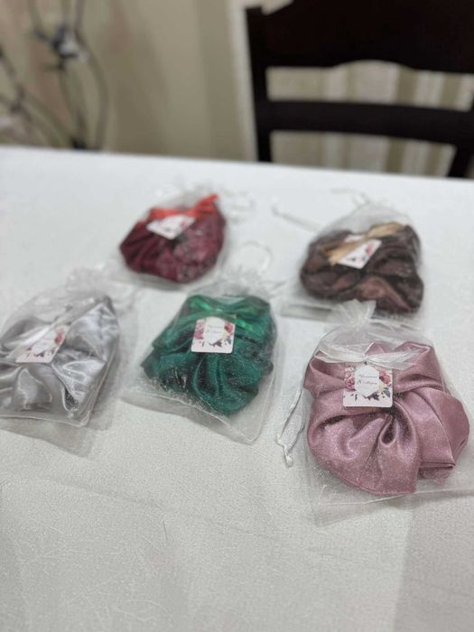 Ръчно изработени скрънчита от сатенени платове