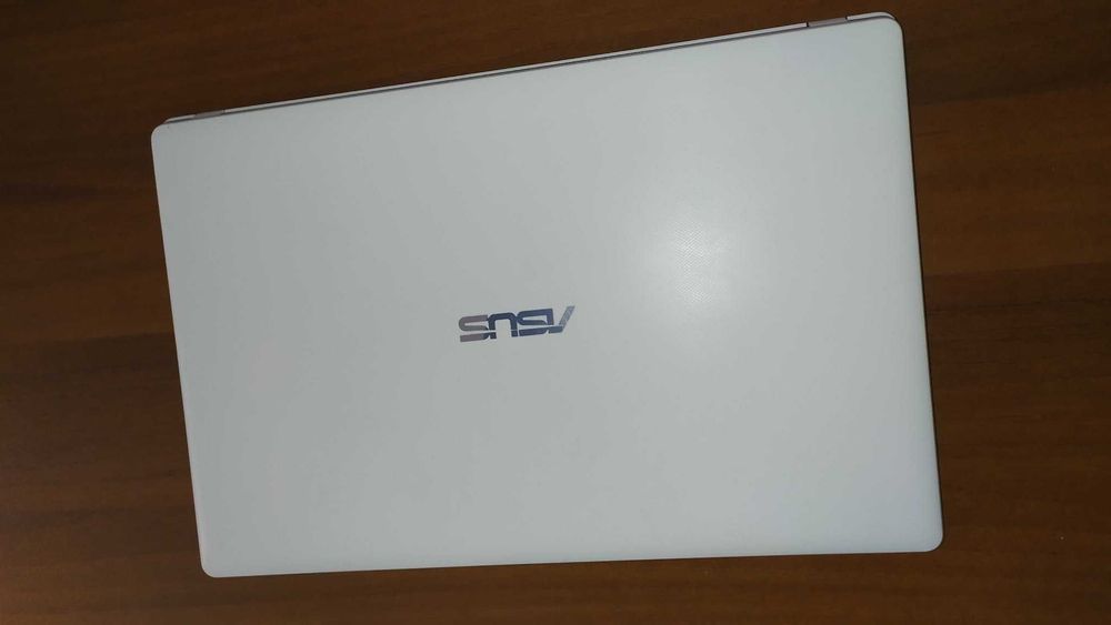 Чудесен Лаптоп ASUS в Отлично състояние отлично работещ 15,6 инча