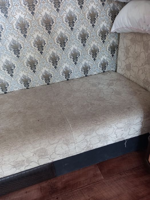 Продам  кушетку-диванчик б/у.