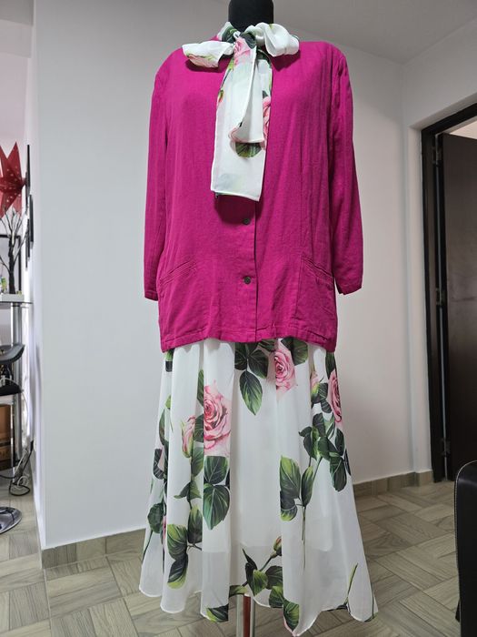 Rochie superba, model cu trandafiri, funda in zona bustului