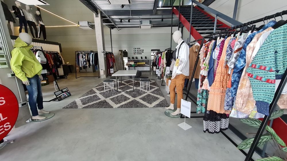 Furnizor imbracaminte si incaltaminte outlet. Oferim plata la termen