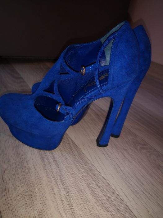 Продам оригиналы лабутены 35р