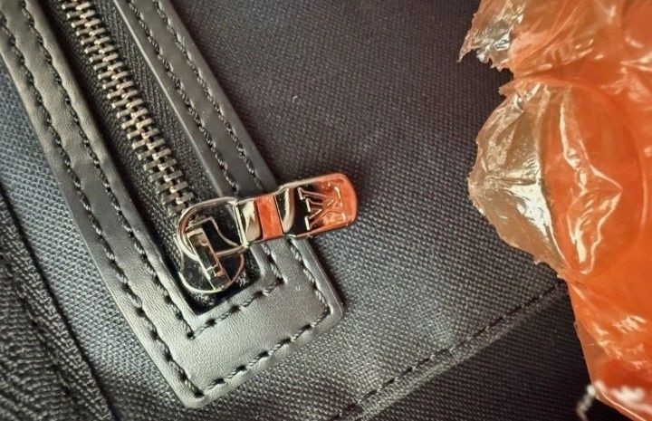Geanta voiaj unisex, logo metalic, feronerie metalica inscriptionata, curea detasabila umăr, saculet, etichetă