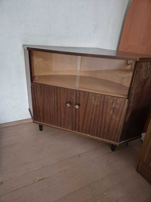 Ъглов дървен бюфет