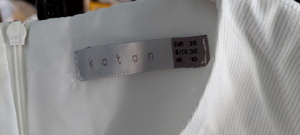 Rochie  Koton,alba,cu dungi foarte subtiri si buzunare, marimea 38