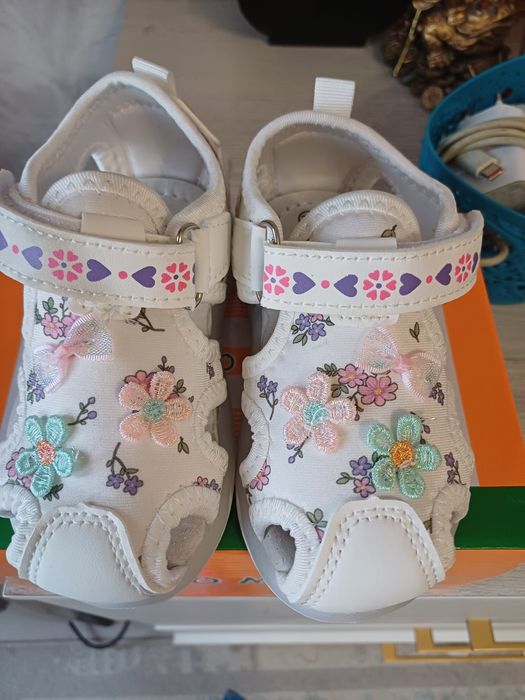 Продам детские босоножки