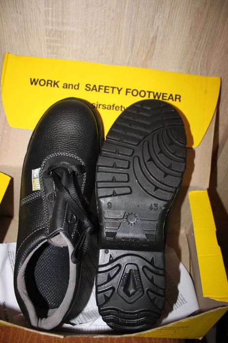 Продавам нови работни обувки(половинки и боти) . 19лв. чифта