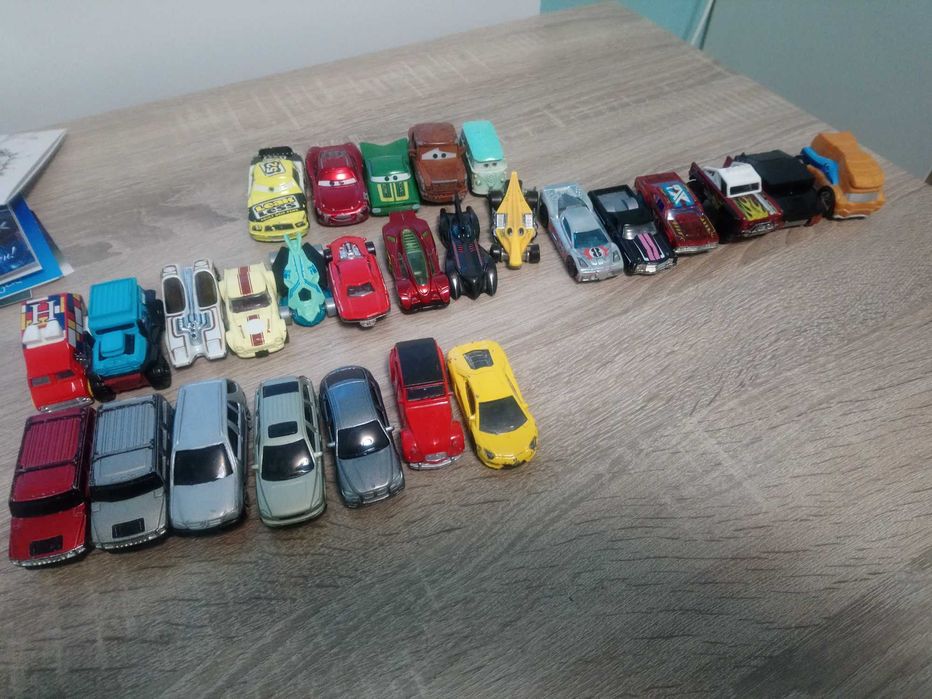 27 метални колички Hot Wheels / CARS + подарък