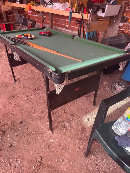 Беляртна маса тенис на маса и джаги